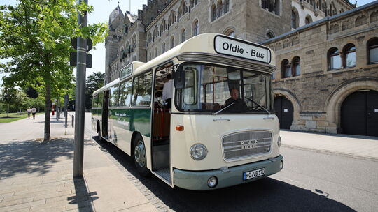Bei seiner Jungfernfahrt machte der restaurierte Bus auch am Rheinufer Halt. Bei Sommerwetter kann es in dem Gefährt gut warm we