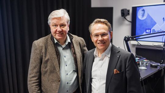 Zur Podcast-Familie gehört auch der RZ Businesstalk. Wie geht es der Wirtschaft? Welche Themen aus der großen Welt wirken in die
