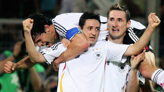 Der deutsche Torschütze Oliver Neuville (M) jubelt mit Kapitän Michael Ballack (oben) und Miroslav Klose (r) über das 1:0 für De