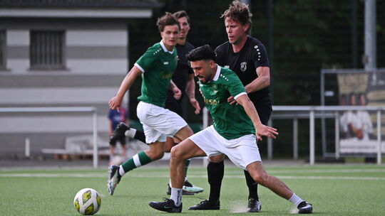 Beim Legendenspiel setzte sich der aktuelle Kader SG 06 Betzdorf (grüne Trikots) mit 3:1 gegen die "Allstars" durch.