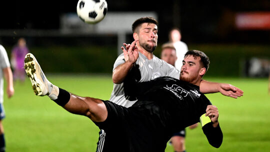 Mittelhofs Kapitän Maurice Michel (in Schwarz) verlässt die SG in Richtung VfB Wissen.