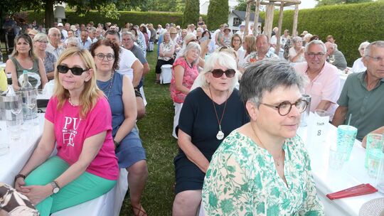 Gut gelaunte Gäste genießen den Sommerabend in Welling zum Start in den Kultursommer. Gut gelaunte Gäste genießen den Sommerabend in Welling zum Start in den Kultursommer.