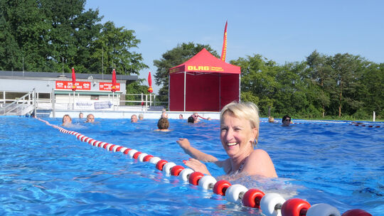 Viel Spaß hatten die ersten Badegäste des neuen Pop-Up-Schwimmbeckens am Montagmorgen um 9 Uhr in Remagen.