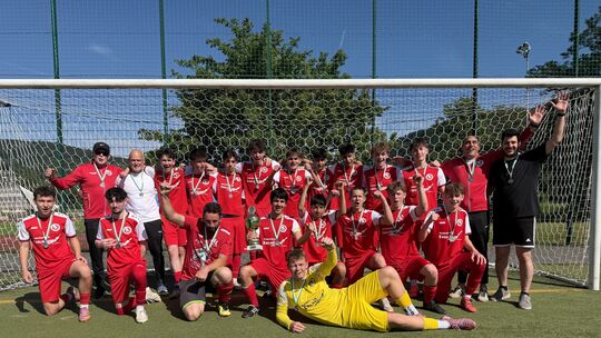Den Kreismeistertitel, der B-Junioren sicherten sich die Fußballer der JSG Bad Ems-Nassau. Hintere Reihe von links: Konditionstr