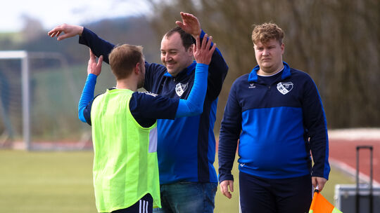 Trainer Martin Möhnen (Mitte) jubelt, der FC Demerath ist zurück in der Kreisliga B.