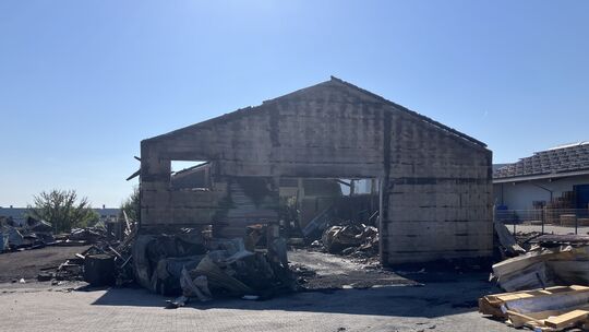 Von der Halle des holzverarbeitenden Betriebs blieb nach dem Großbrand in Niederzissen nur die ausgebrannte Gebäudehülle stehen.