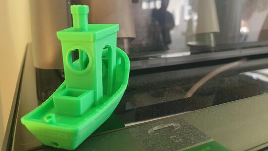 Ein Schiffchen aus dem 3-D-Drucker: Das ist nur ein kleines Beispiel, was alles im Makerspace unter Anleitung möglich ist. Ein Schiffchen aus dem 3-D-Drucker: Das ist nur ein kleines Beispiel, was alles im Makerspace unter Anleitung möglich ist.
