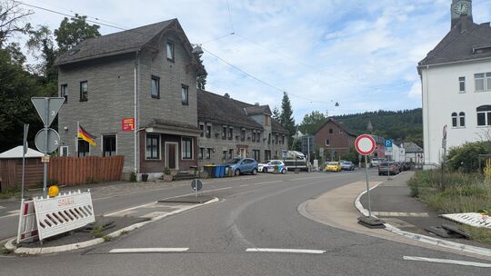 Noch ist die Durchfahrt möglich in der Kölner Straße in Niederschelderhütte. Noch ist die Durchfahrt möglich in der Kölner Straße in Niederschelderhütte.