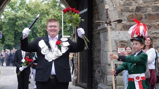 Einzug in die Ahrweiler Altstadt: Maximilian Rosenthal ist neuer Aloisiuskönig.