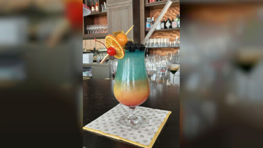Gelb, Blau, Rot und Schwarz: Diese Farben kommen in der Landesflagge von Equador vor. Sie sind im Signature-Cocktail „Quito" von Gelb, Blau, Rot und Schwarz: Diese Farben kommen in der Landesflagge von Equador vor. Sie sind im Signature-Cocktail „Quito" von