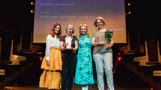 Die Ehrenamtliche des Weltladen Remagen-Sinzig freuten sich unglaublich über den Fairtrade Award. Hier zu sehen: Laudatorin Scha