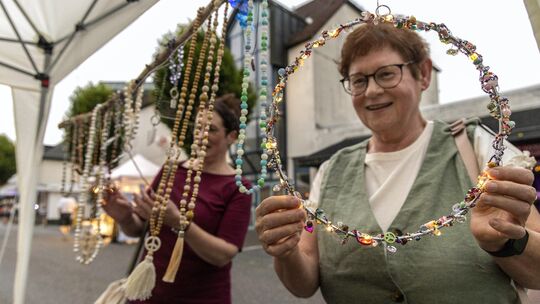 Bummeln, entspannen genießen: Das Bad Marienberger Sommernachtsshopping mit der Premiere des Nachtflohmarktes lockte am Freitag