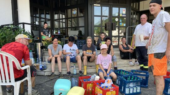 Viele Bürger waren ins Weinhaus gekommen, um bei den Aufräumarbeiten zu helfen.