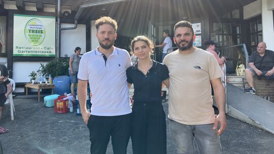 Vor zwei Jahren hat Gökhan Karakayali (links) das Weinhaus Treis gekauft. Er führt es zusammen mit seiner Schwester Leyla Sözen