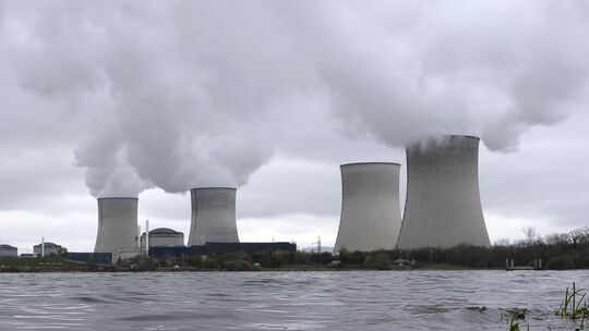 Das Atomkraftwerk Cattenom in Frankreich darf größere Mengen eines Biozids in die Mosel einleiten. Das Atomkraftwerk Cattenom in Frankreich darf größere Mengen eines Biozids in die Mosel einleiten.