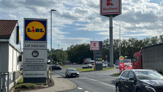 Blick auf die Industriestraße in Heiligenroth: Der Discounter Lidl würde gerne auf der gegenüberliegenden Straßenseite neu bauen
