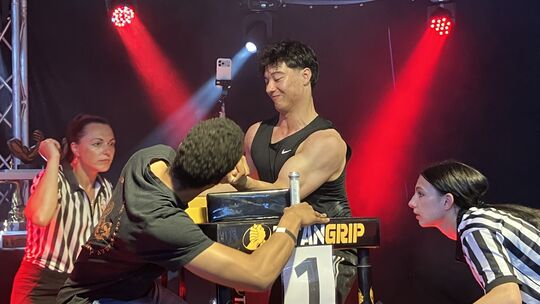 Mit vollem Körpereinsatz zum Sieg: Es braucht viel Kraft, aber auch die richtige Technik, um den Gegner beim Armwrestling in die Mit vollem Körpereinsatz zum Sieg: Es braucht viel Kraft, aber auch die richtige Technik, um den Gegner beim Armwrestling in die