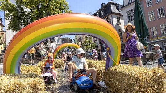 Die Bobbycar-Waschstraße war einer der Höhepunkte beim Wasserspielefest in Hachenburg. Bei Lufttemperaturen von um die 30 Grad w