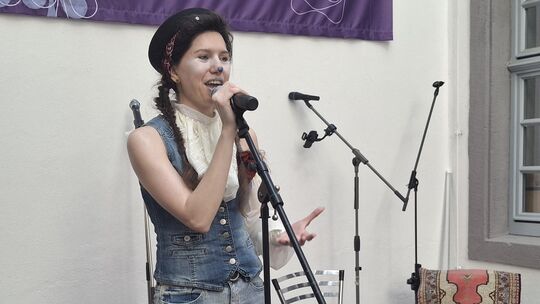 Valeria Kutschina tritt als melancholische Clownin im Lichthof der Hochschule für Gesellschaftsgestaltung auf.
