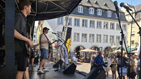 "Wild Noise" eröffnet die Fête de la Musique auf dem Jesuitenplatz mit einem Instrumentaltitel von Toto.