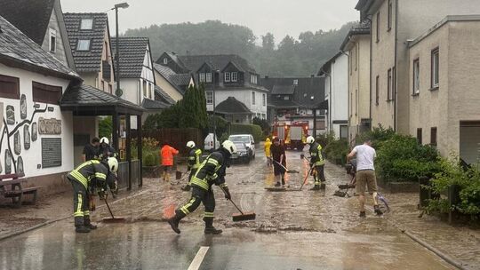 Aufräumarbeiten in Weinähr nach dem Unwetter am 19. Juni: Der Ort an der Mündung des Gelbachs in die Lahn war von dem Starkregen