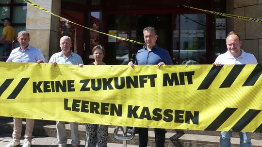 Am Rathaus brachten (von links) Beigeordneter Mirko Kohl, die SPD-Stadtratsmitglieder Carsten Pörksen und Claudia Eider, Oberbür