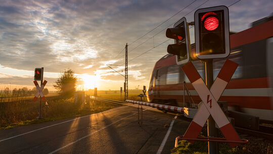 Halt, hier geht es nicht weiter: Die Inbetriebnahme der Hunsrückquerbahn verzögert sich (Symbolbild).