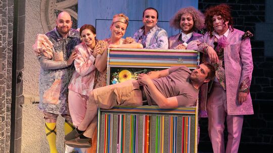 Die Burgfestspiele Mayen haben gut Lachen mit dem "Was ihr-wollt"-Ensemble mit Regisseur Matze Vogel (vorne). Die Burgfestspiele Mayen haben gut Lachen mit dem "Was ihr-wollt"-Ensemble mit Regisseur Matze Vogel (vorne).