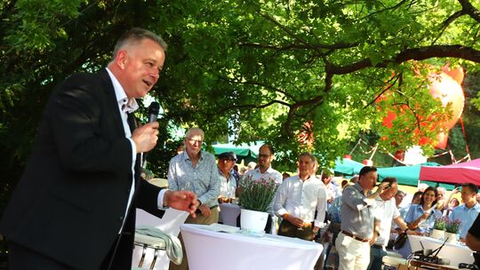 Zahlreiche Besucher lauschten den Worten von Landesvater Gordon Schnieder.