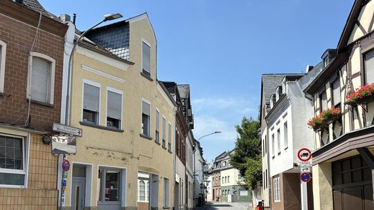 Die Poststelle in Koblenz-Metternich ist nicht mehr da. Sie war im Erdgeschoss des gelben Gebäudes untergebracht.
