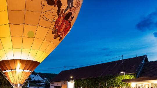 Mit einem Heißluftballonglühen in der Abenddämmerung sorgten die Musiker des Musikvereins Bleib Treu für einen strahlenden Auskl