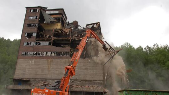 Stück für Stück frisst sich der Spezialbagger in das Gebäude der ehemaligen Erzaufbereitung von San Fernando. Auch wenn der turm