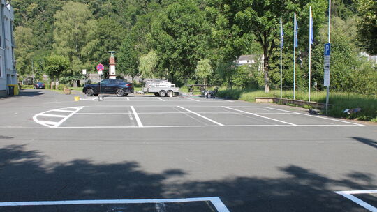 Auf dem Parkplatz an der Lahn in Nievern wurde nicht nur für viel frische Farbe gesorgt, die Flächen sind auch anders aufgeteilt Auf dem Parkplatz an der Lahn in Nievern wurde nicht nur für viel frische Farbe gesorgt, die Flächen sind auch anders aufgeteilt