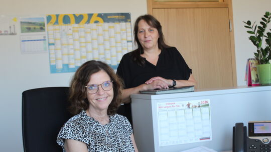 Sabine Lorsbach (vorne) und Regina Schmidt hüten das Vorzimmer von Bürgermeister Berno Neuhoff. Sie freuen sich über angenehme T Sabine Lorsbach (vorne) und Regina Schmidt hüten das Vorzimmer von Bürgermeister Berno Neuhoff. Sie freuen sich über angenehme T