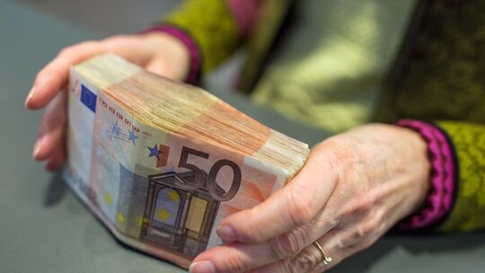 Geldabheben am Schalter Geldabheben am Schalter