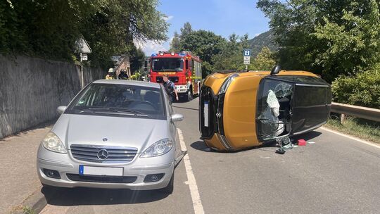 Ein umgestürztes Fahrzeug blockierte die Berliner Straße, während Einsatzkräfte der Freiwilligen Feuerwehr die Unfallstelle sich