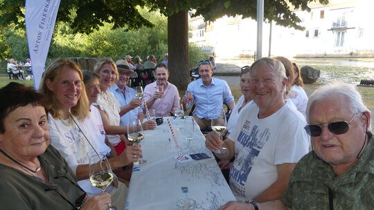 Zahlreiche Besucher ließen sich beim Wine on the water edle Weine und Grillspezialitäten munden.