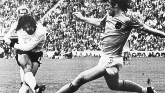 Ein legendäres Foto mit maximalem Gänsehautfaktor: Der "Bomber" Gerd Müller (links) schießt am 7. Juli 1974 den 2:1-Siegtreffer