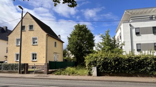 Zwischen diesen beiden Häusern an der Alzeyer Straße soll die Zufahrt zu den zwei neuen Mehrfamilienhäusern im rückwärtigen Bere