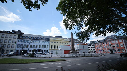 Die Baustelleneinrichtung am Deinhardplatz kündet davon: Das Koblenzer Stadttheater wird derzeit aufwendig saniert.