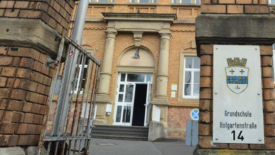 Das Warten auf den Beginn der Mensaerweiterung an der Hofgartenschule im Kreuznacher Norden dauert an.