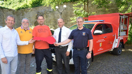 Das neue „Klaf“, ein geländegängiges Kleinalarmfahrzeug der Feuerwehr Hochstetten-Dhaun, wurde im Hof der VG-Verwaltung präsenti
