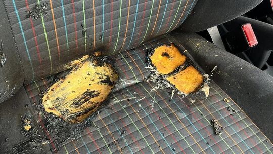 Ein beschädigter Fahrzeugsitz nach dem Brand einer Powerbank.