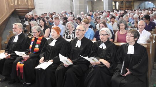 Im Gottesdienst in der voll besetzten Matthiaskirche verabschiedeten die Evangelische Paul-Schneider-Gemeinde Pfarrerin Ulrike S