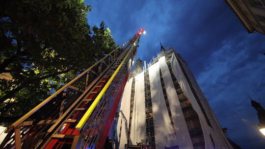 Wegen des Sturms am Freitagabend mussten die Höhenretter der Koblenzer Berufsfeuerwehr auf die Baustelle der Florinskirche in de