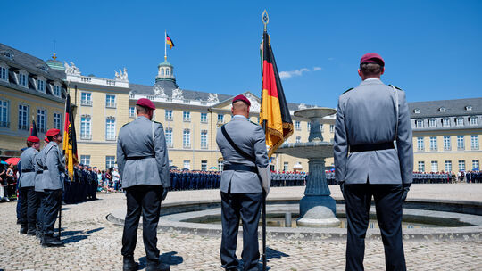 Soldatinnen und Soldaten, darunter auch das Artillerielehrbataillon 345 aus Idar-Oberstein, standen beim feierlichen Gelöbnis v