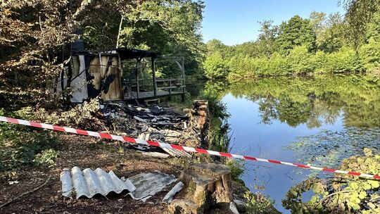 Die idyllisch am dritten der Landshuber Weiher gelegene Anglerhütte wurde Anfang der 1960er-Jahre errichtet. Vor einigen Jahren