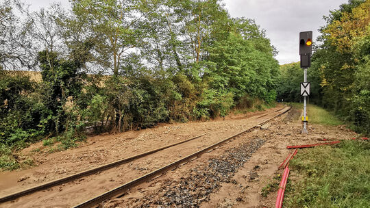 Im September 2023 wurde bei einem Unwetter unterhalb von Altendiez viel Erdreich auf die Gleise der Lahntalbahn geschwemmt (im B