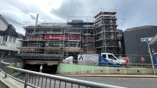 Das Gerüst an der nördlichen Fassade der ehemaligen Sparkasse steht seit Anfang Juni.