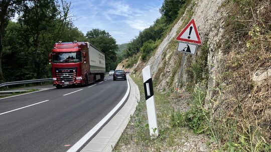 Die Markierungen auf der L335 sind gemacht, doch von den steilen Hängen fielen Anfang des Jahres immer wieder Gestein auf die St